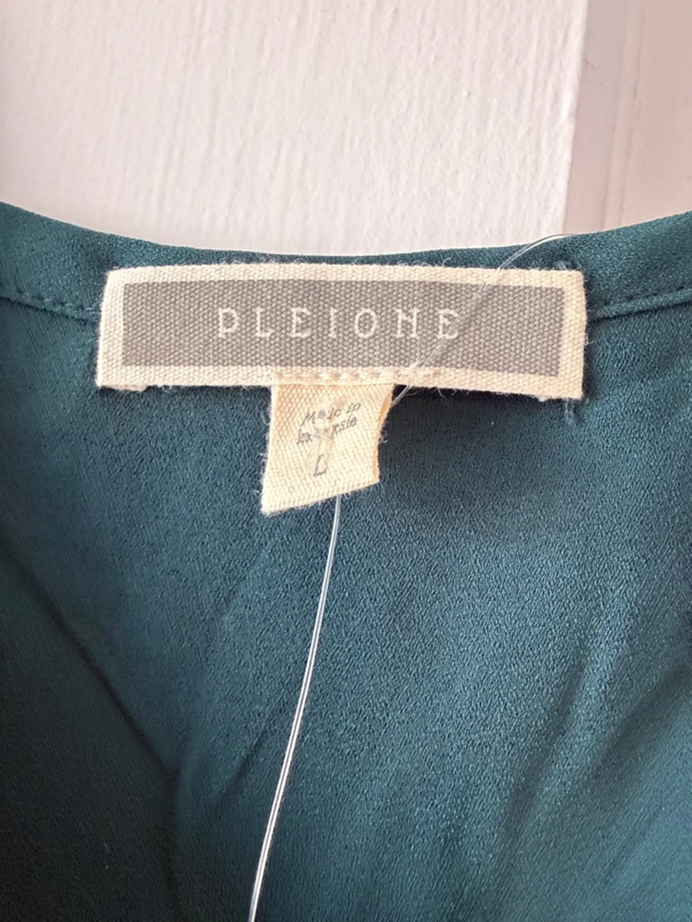 NWT PLEIONE FLOWY FOREST GREEN TOP V-NECK SIZE LARGE CAREER HOLIDAY CASUAL - Picture 2 of 7